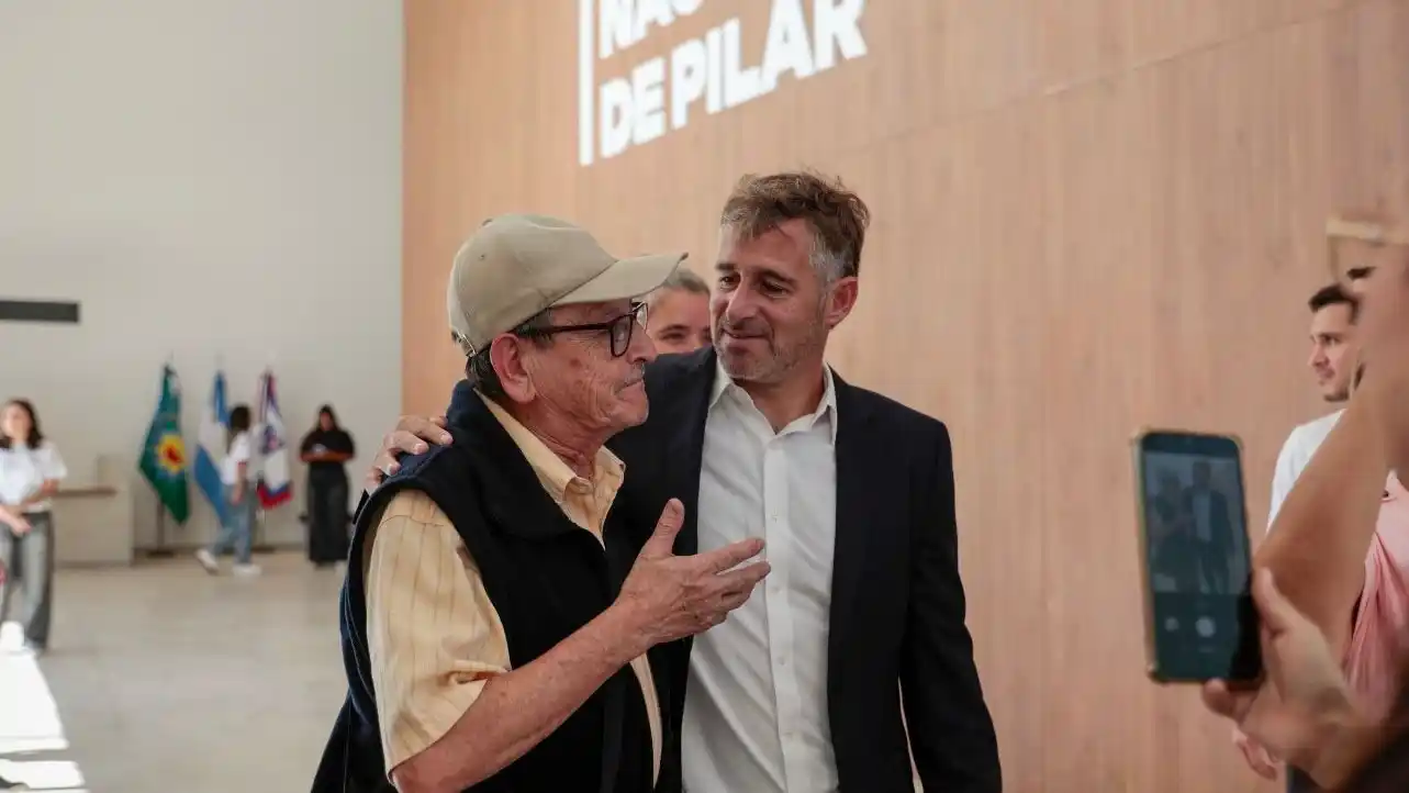 El intendente Federico Achával acompañó a los adultos mayores a recorrer la Universidad.