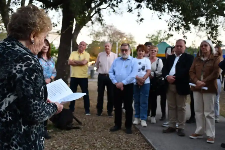 Emotivo acto: descubrieron nuevas plazas en el Monolito a los Italianos de Sunchales