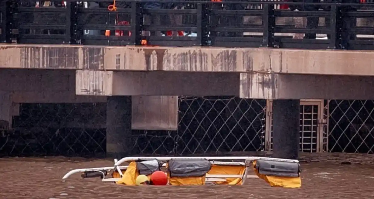 Dos de los tripulantes fueron rescatados con vida, pero fallecieron en el hospital.