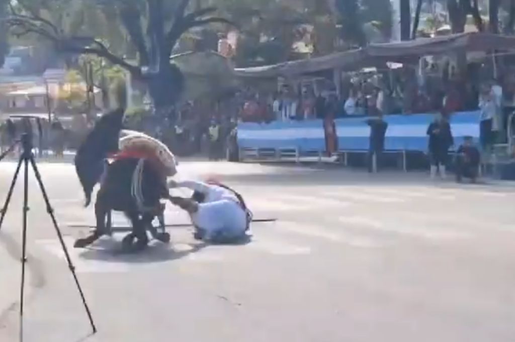 Un caballo cayó durante el desfile