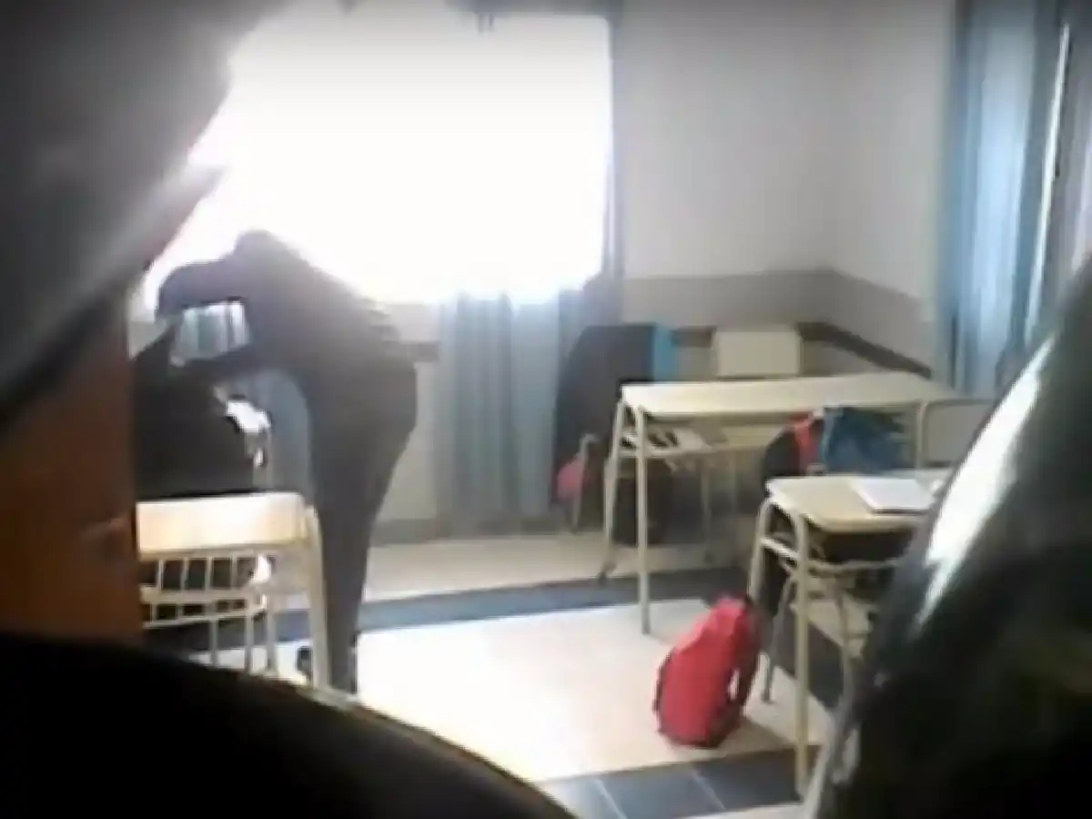 [VIDEO] Alumnos descubrieron que su profesor era quien les robaba