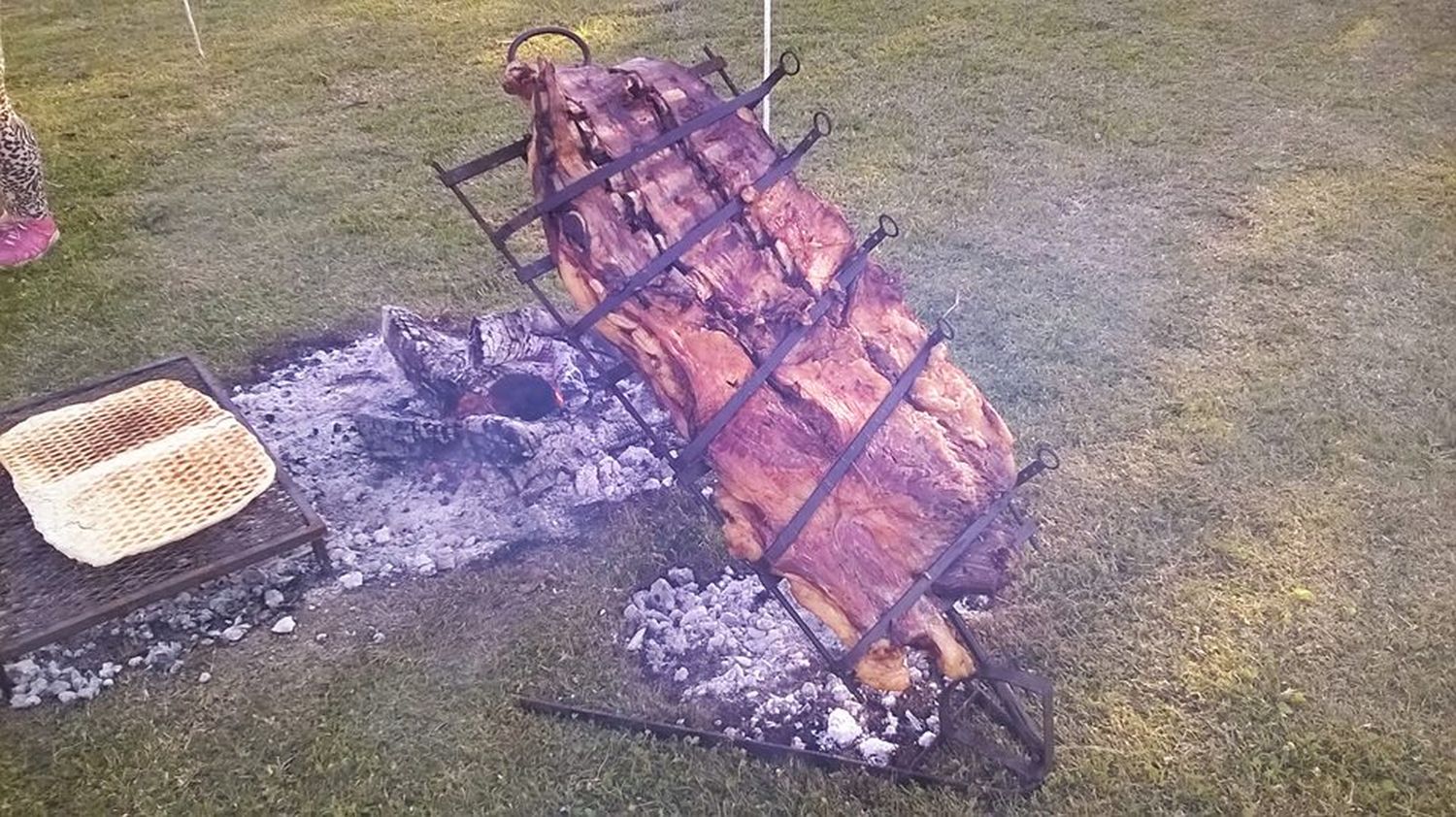 Asadores y paisanas le dan vida a una nueva edición de la Fiesta Provincial del Costillar a la Estaca