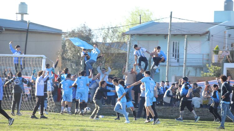 Ascenso y campeonato: Defensores del Oeste venció a Isleños Independiente y desató el festejo en la B