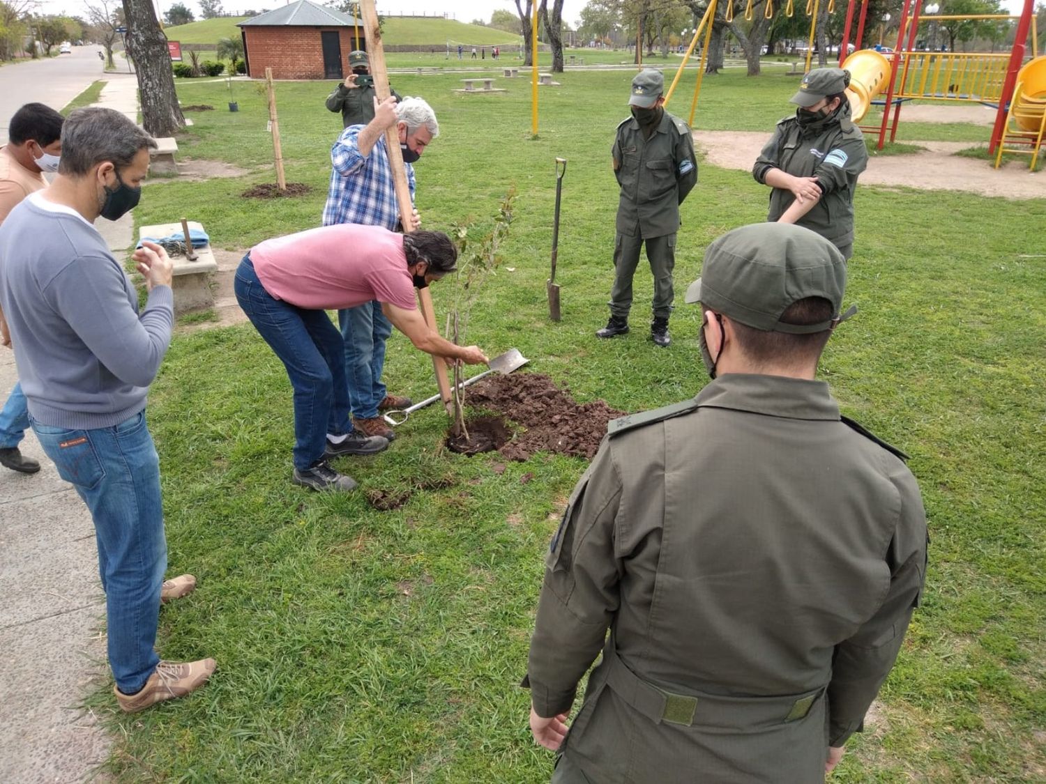  Municipalidad y Gendarmería plantaron 30 árboles nativos en Costanera del Tiempo