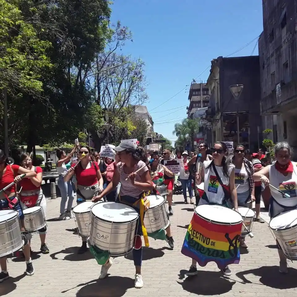 Artistas, “trapitos” y vendedores ambulantes vuelven a protestar en Concordia exigiendo que se les permita trabajar