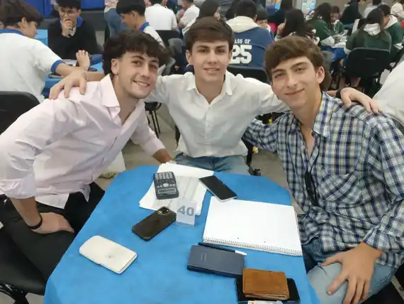 Alumnos gualeyos representan a la Escuela Normal en una competencia nacional de emprendedurismo