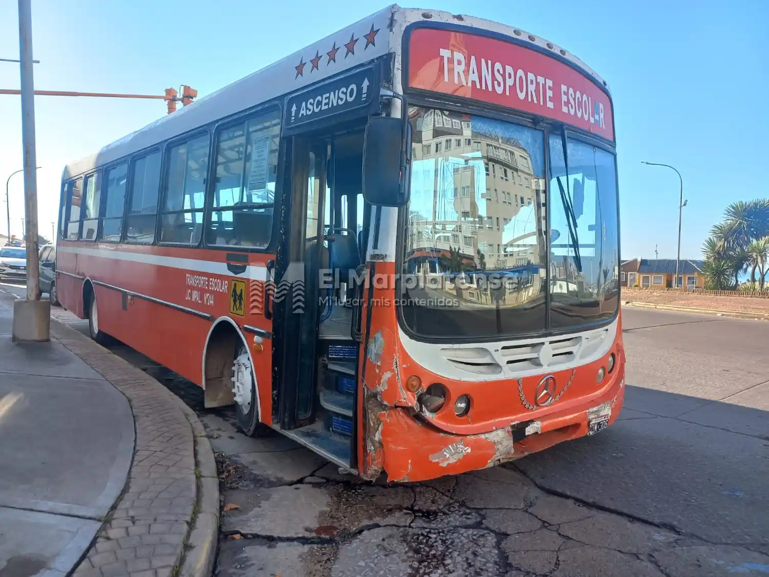 El colectivo se quedó sin frenos al descender la loma.