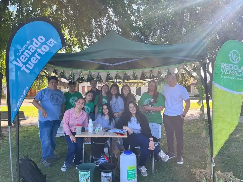 Voluntarios entregaron los ecotachos en barrio Rivadavia.