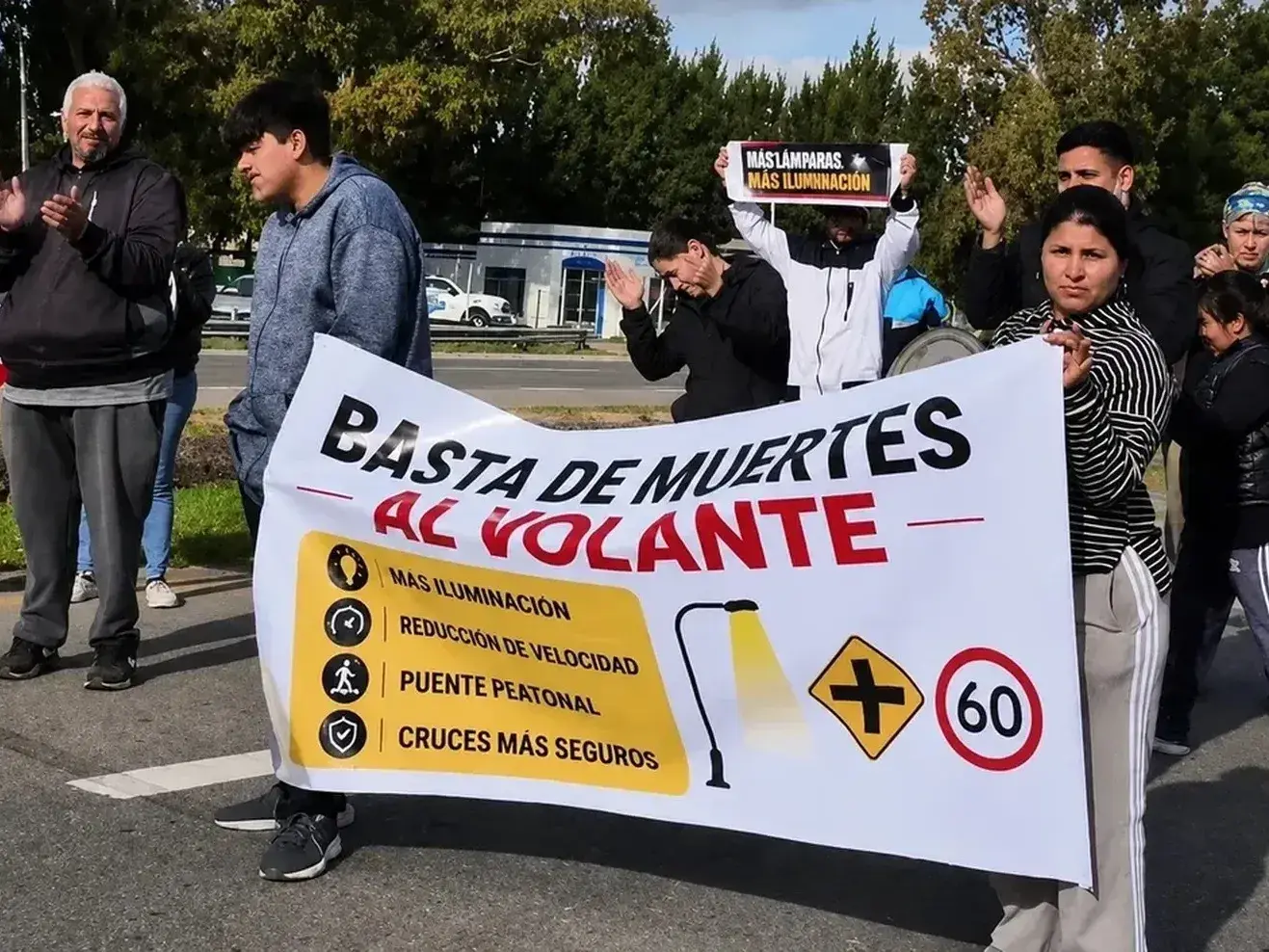 Vecinos de El Peligro volvieron a manifestarse sobre la Ruta 2 tras una serie de accidentes fatales. FOTO: 0221.