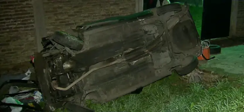 Claypole: Un auto se incrustó en una casa y el conductor murió