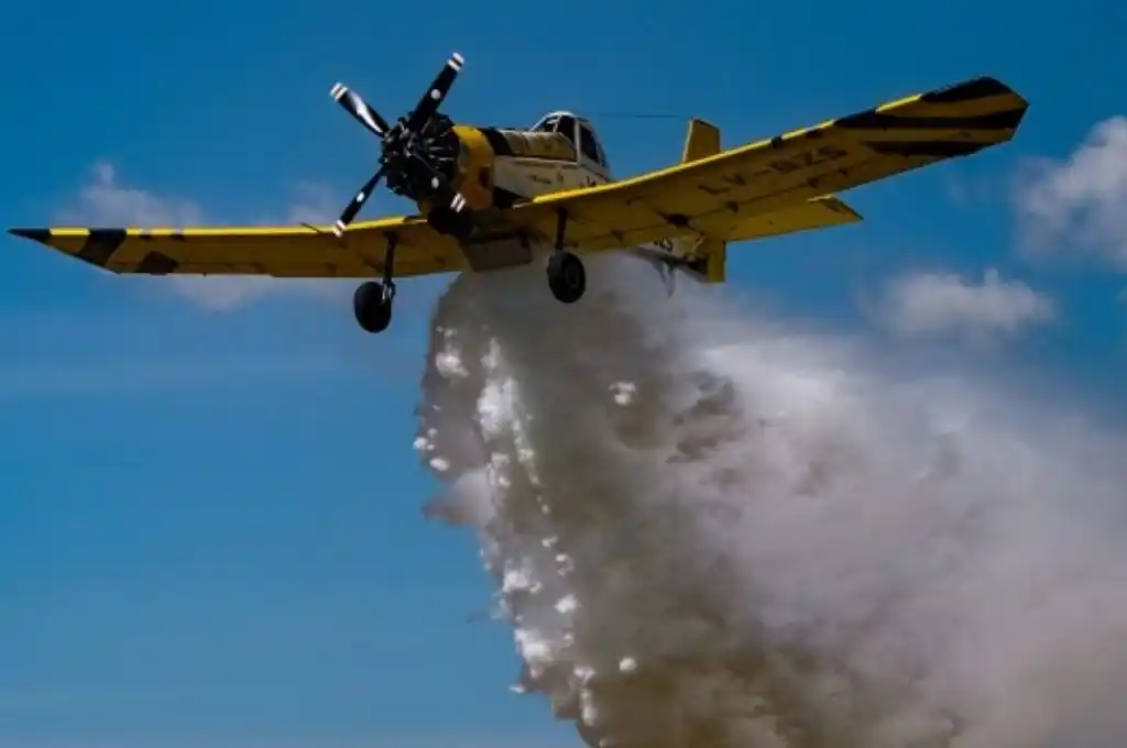 Combaten un incendio de pastizales en Victoria