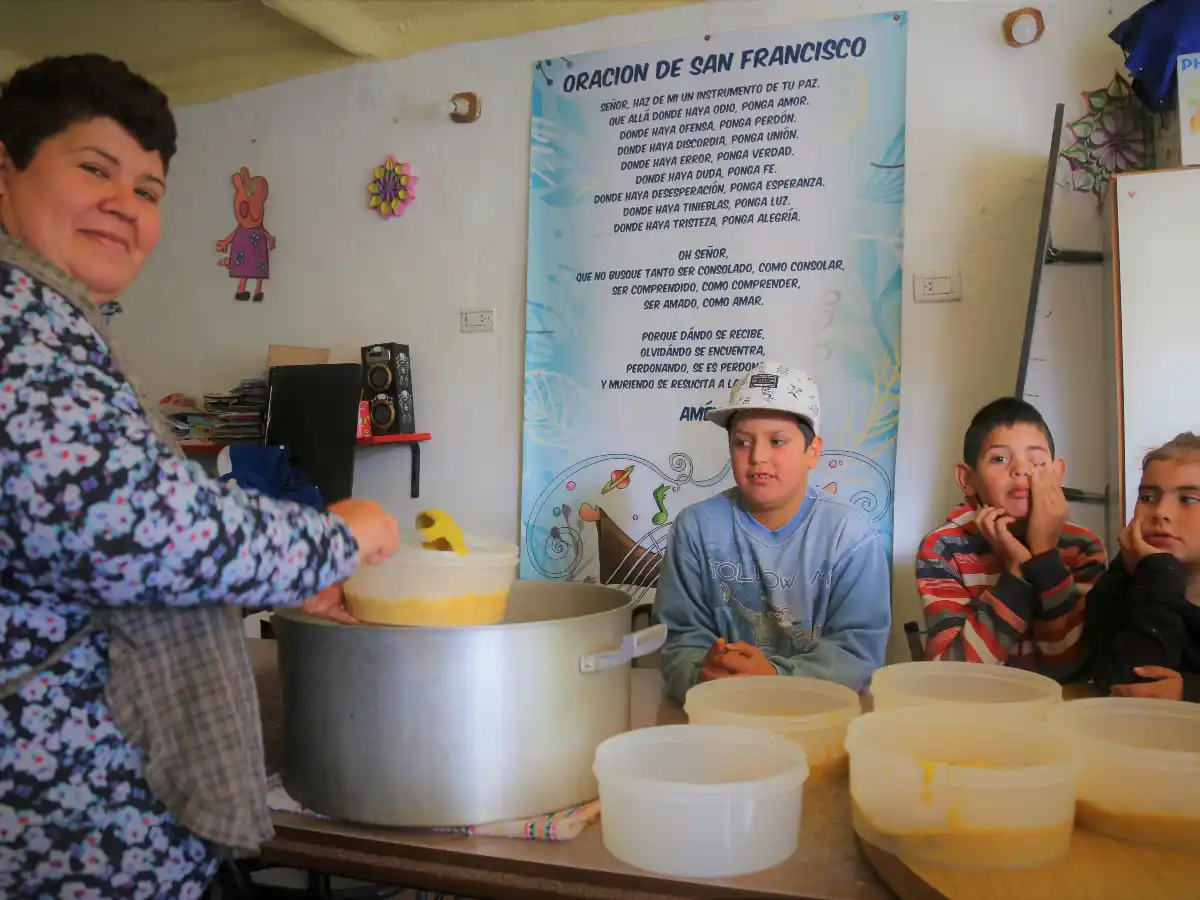 Cuando no comen en la escuela, más  chicos se sientan a la mesa de Mary   