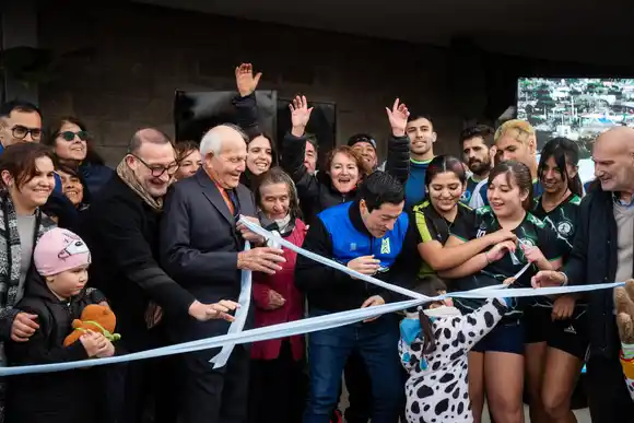 Malvinas Argentinas: Nardini inauguró el primer polideportivo de Ing. Adolfo Sourdeaux