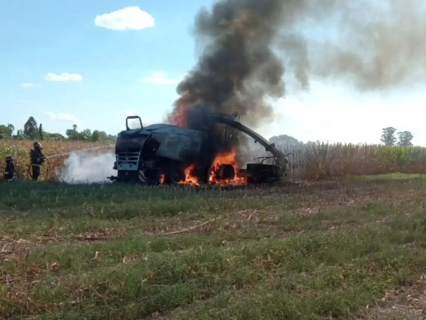 Preocupación y pérdida total de una máquina agrícola en un grave incendio en Bella Italia