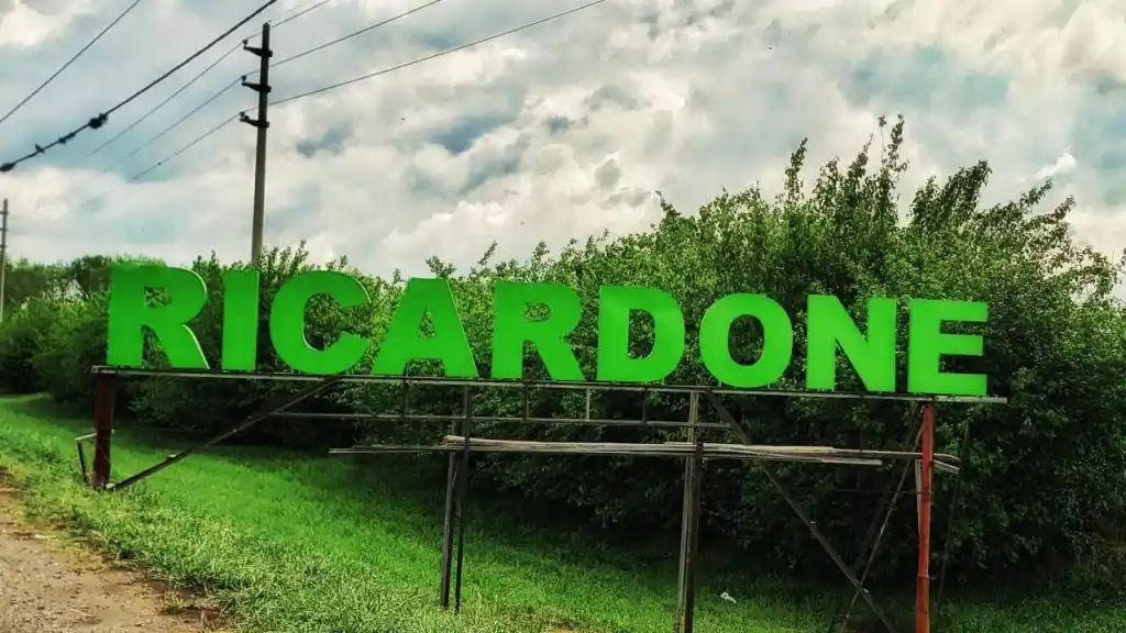 Un joven que iba en moto murió tras colisionar contra un camión regador en Ricardone