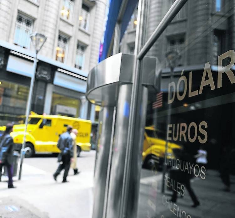 El dólar blue volvió a subir este martes y cerró a $272