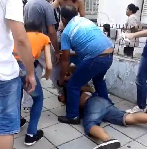 Escalofriante video de vecinos que atraparon a un "motochorro" y casi lo matan