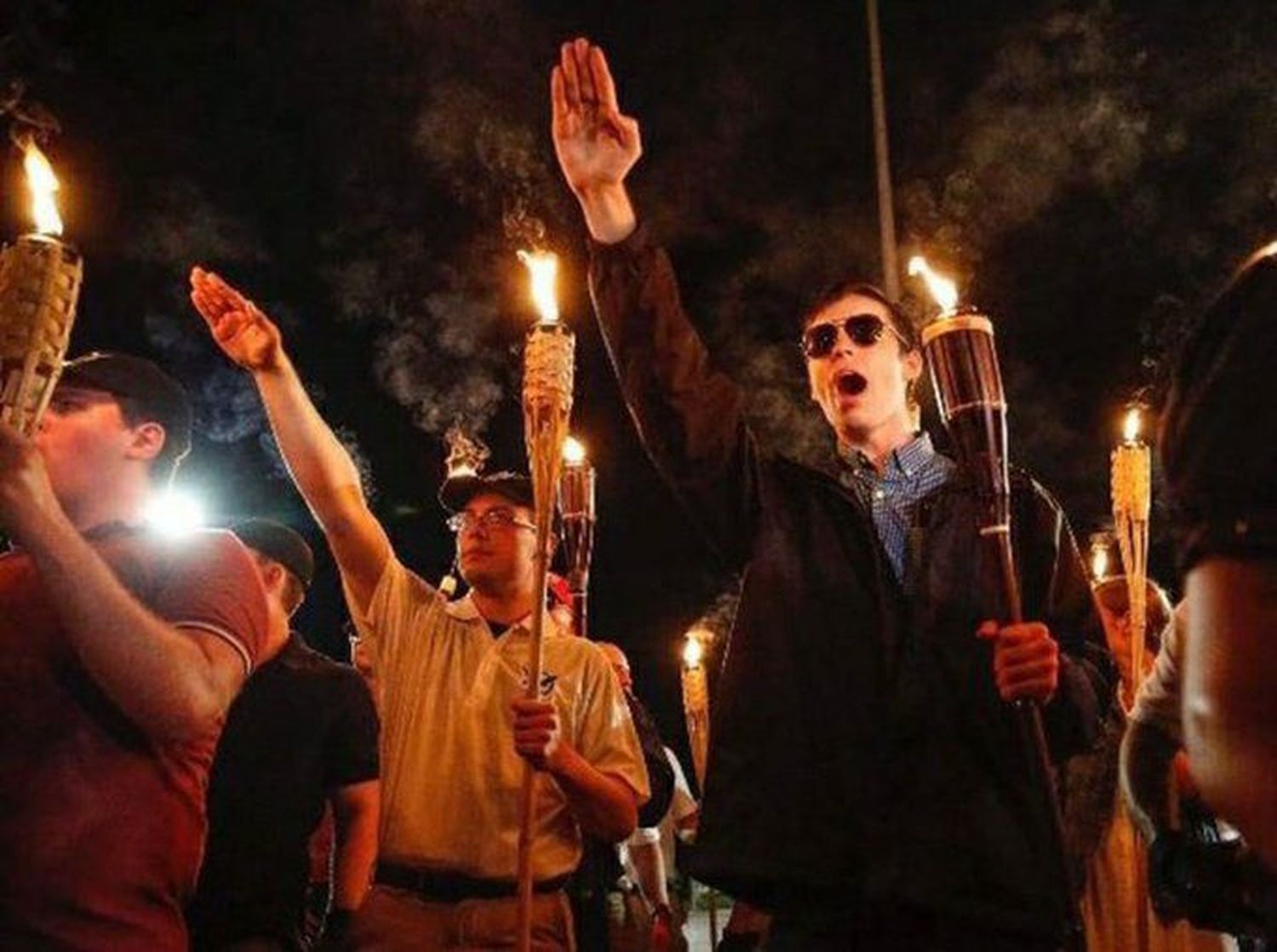 “El Ku Klux Klan colombiano”: así calificaron en redes las manifestaciones con antorchas