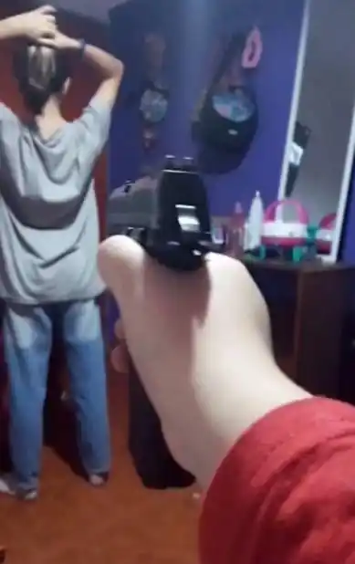 Un nene se grabó apuntando con un arma a su prima y amenazó con quemar el colegio