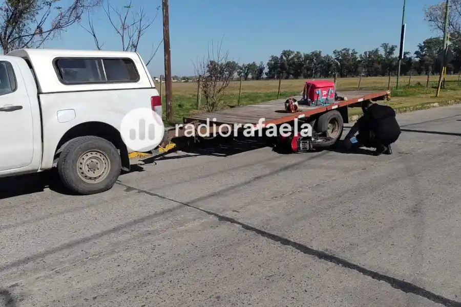 Fuerte colisión entre una moto y una camioneta con acoplado