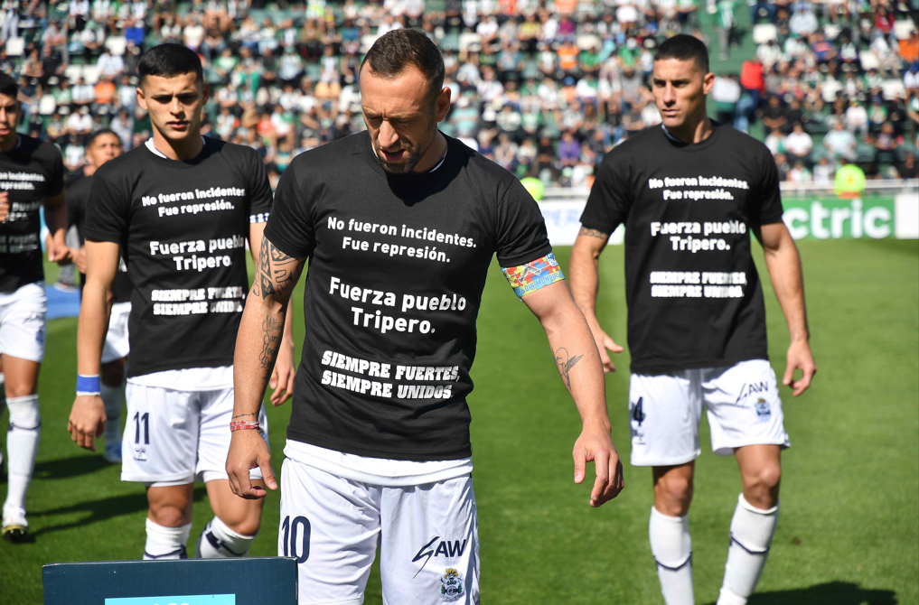 Represión y muerte de "Lolo" Regueiro: La significativa remera de Gimnasia La Plata en la previa con Banfield