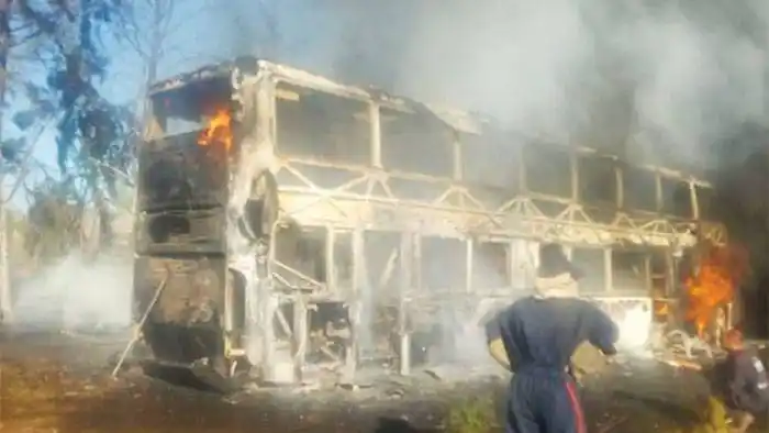 Quiso quemar basura y terminó incendiando un colectivo
