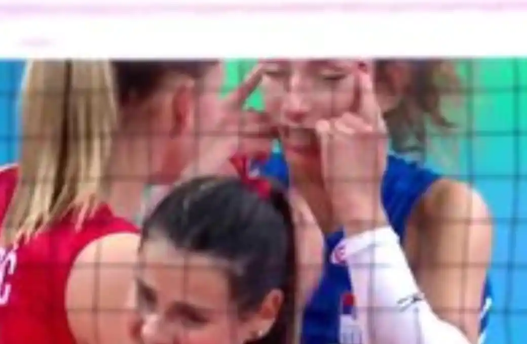 Una jugadora de voley fue suspendida tras un gesto racista en un partido