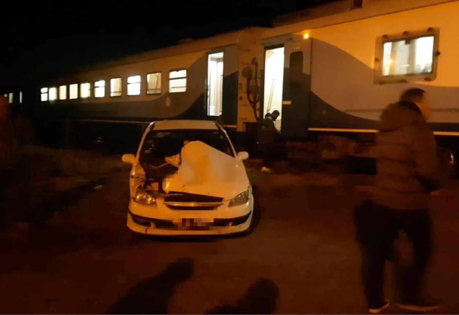 Cruzó la vía y lo agarró el tren: se salvó de milagro