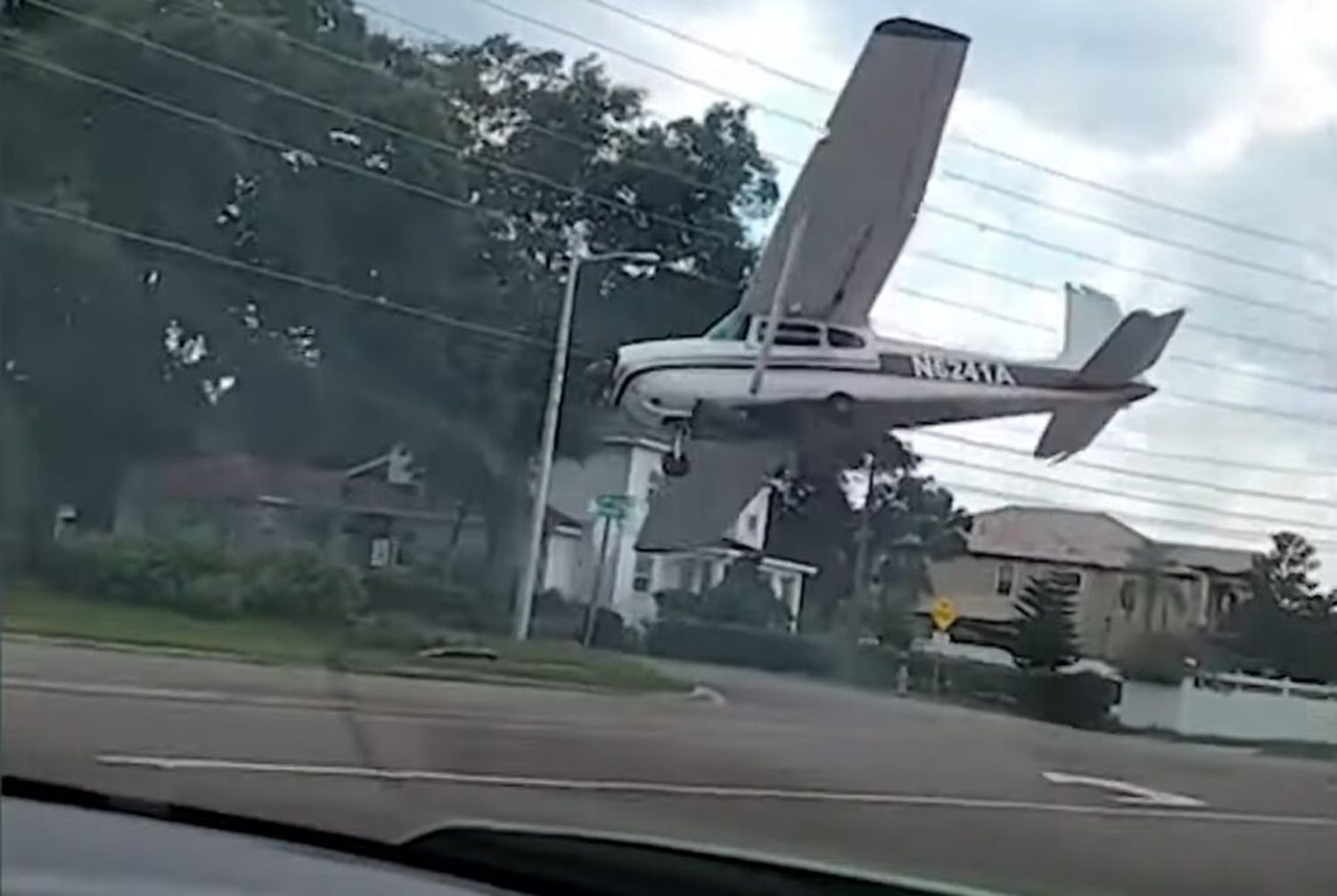 La caída de un avión en una calle de Orlando queda registrada en video