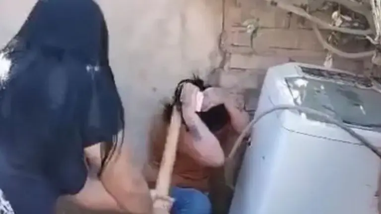 Los agresores ingresaron al domicilio de la mujer, la golpearon y provocaron incendios y destrozos en la vivienda.