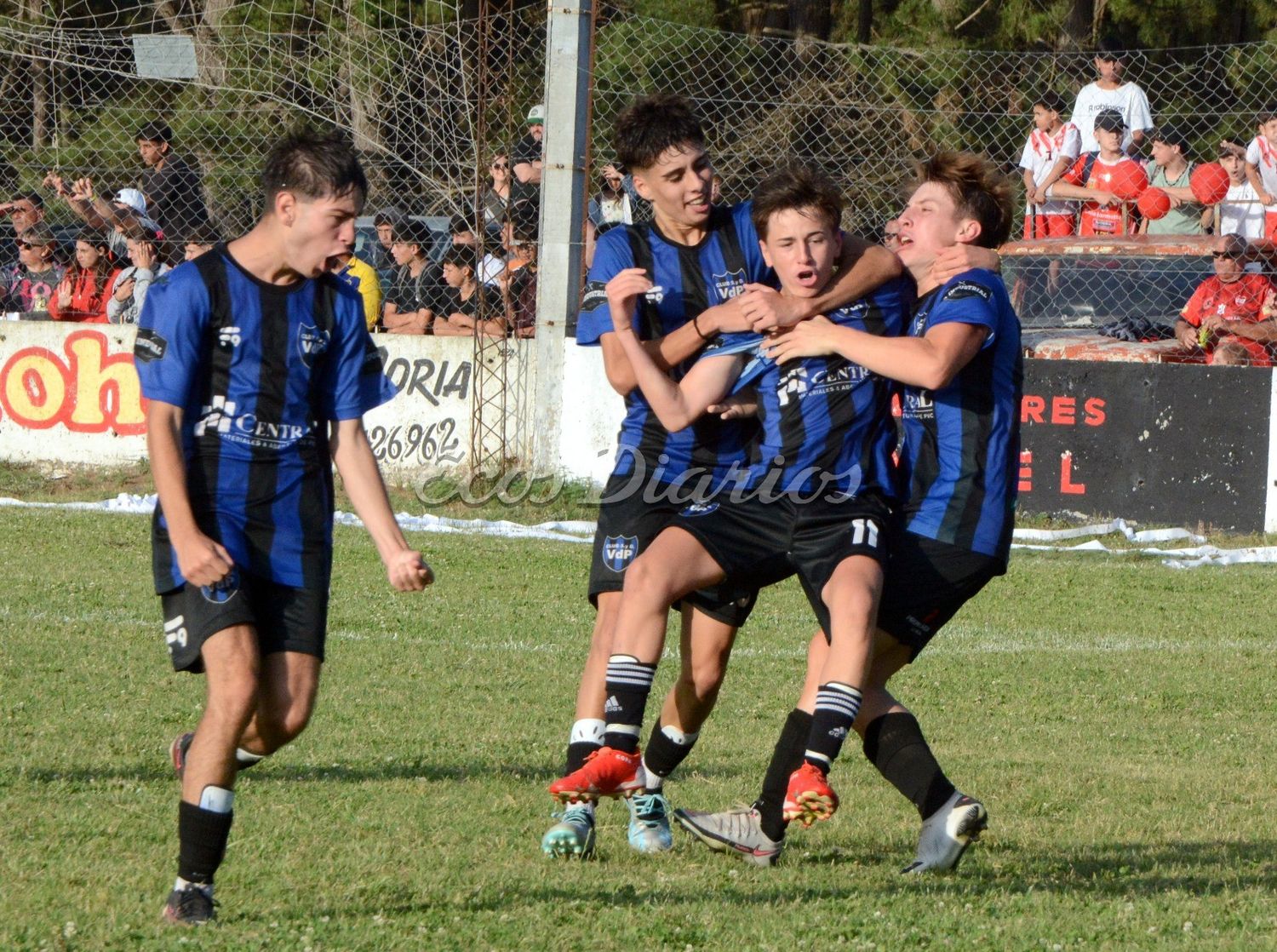 Abrazo de los jugadores del "León" luego del único tanto