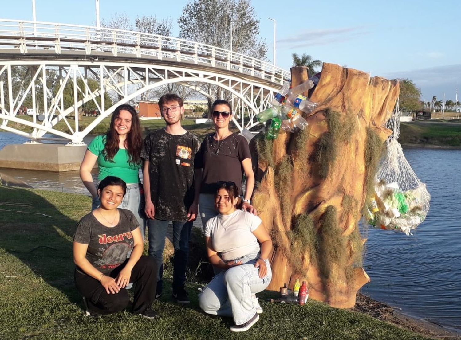 Alumnos del Profesorado de Escuela de Artes Visuales
“Educación Ambiental”: instalación artística en el reservorio