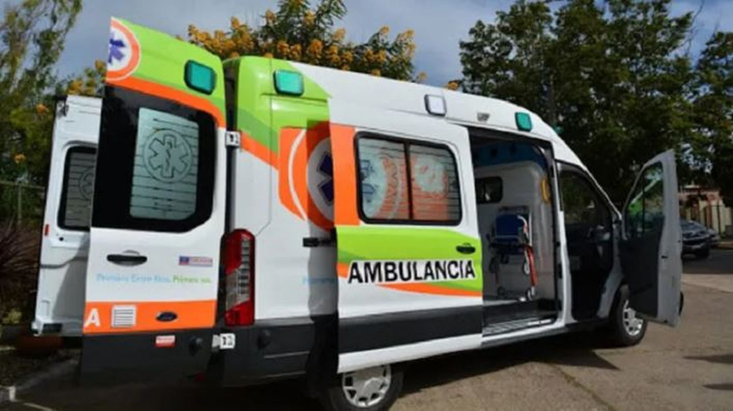 Cayó al vacío cuando podaba un árbol y fue hospitalizado en grave estado