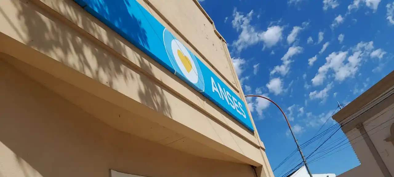Comienzan los pagos de ANSES: cronograma completo de abril con aumento del 2,4%