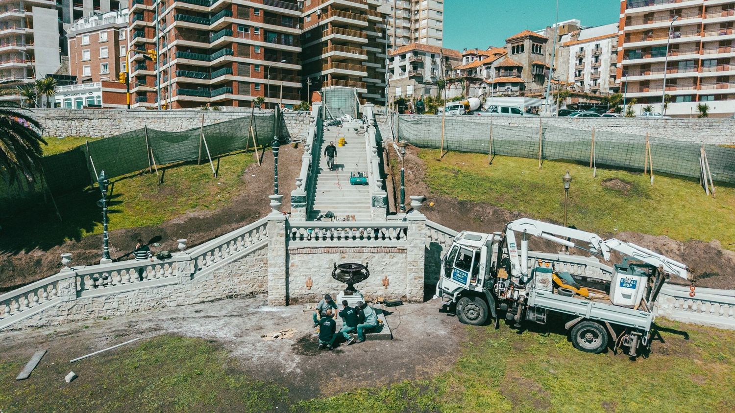 Los trabajos incluyeron la reconstrucción de pasamanos, balaustres, escalones, descansos y pilares, al igual que la creación y colocación de copones, y emplazamiento de farolas históricas y de una obra francesa.