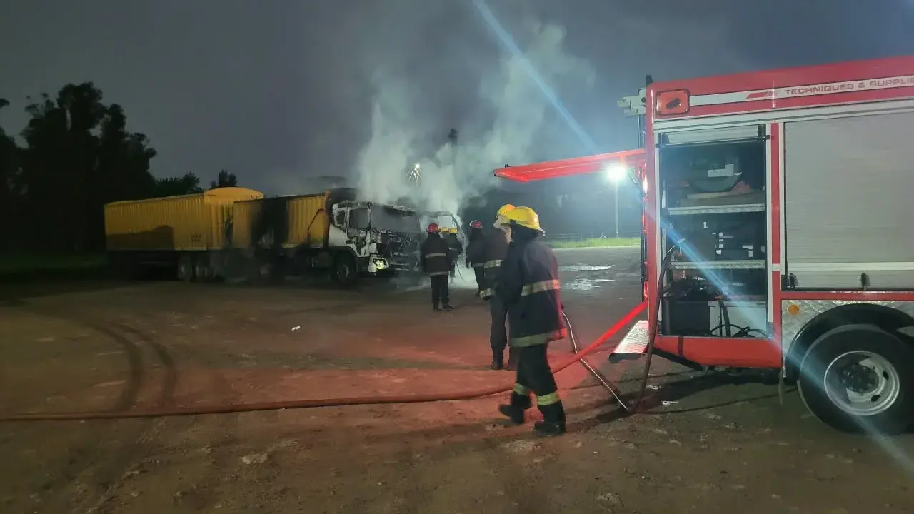 Ardían dos camiones en el playón de una empresa de Transporte
