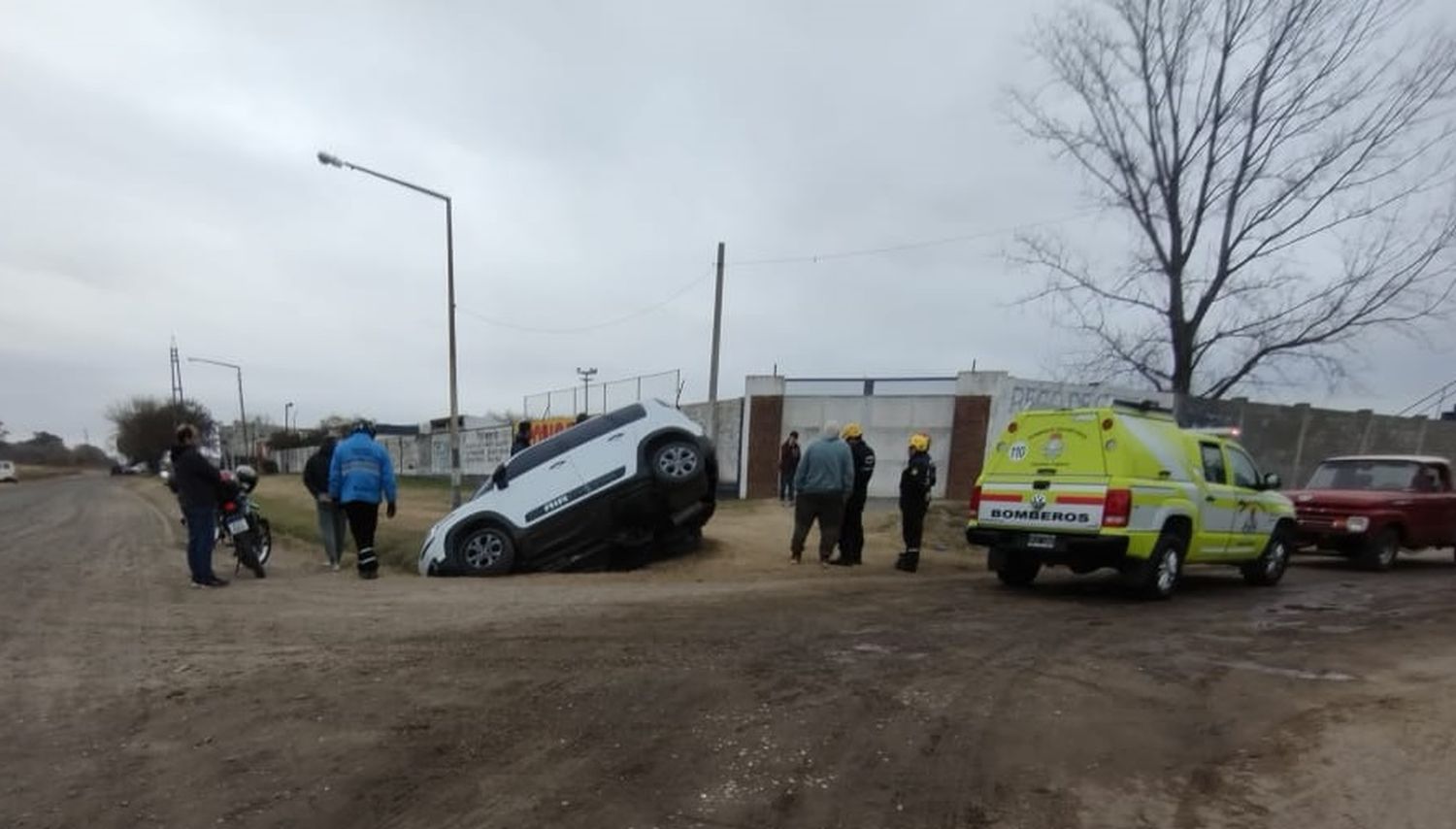 La camioneta, por razones que se desconocen, quedó lateralizada en la zanja. Crédito: Bomberos de Venado Tuerto.