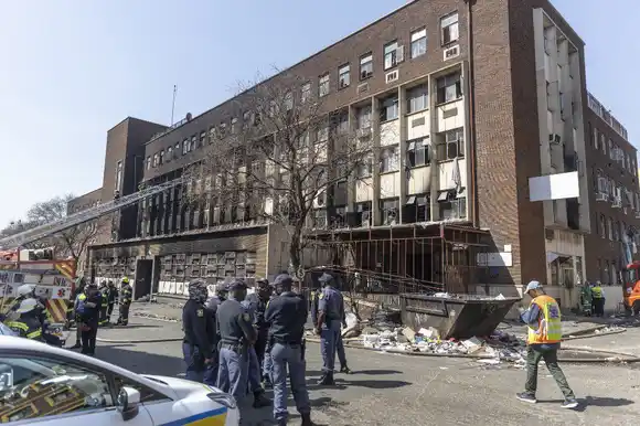 ¡VARIOS DE ELLOS NIÑOS! Mueren 74 personas tras incendio en Sudáfrica