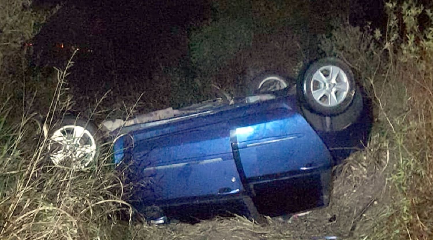 Cuatro personas fueron hospitalizadas tras volcar en su auto tras ser chocados por un camión