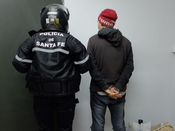 Detuvieron a un joven que trató de entrar de forma agresiva a un comercio de zona norte