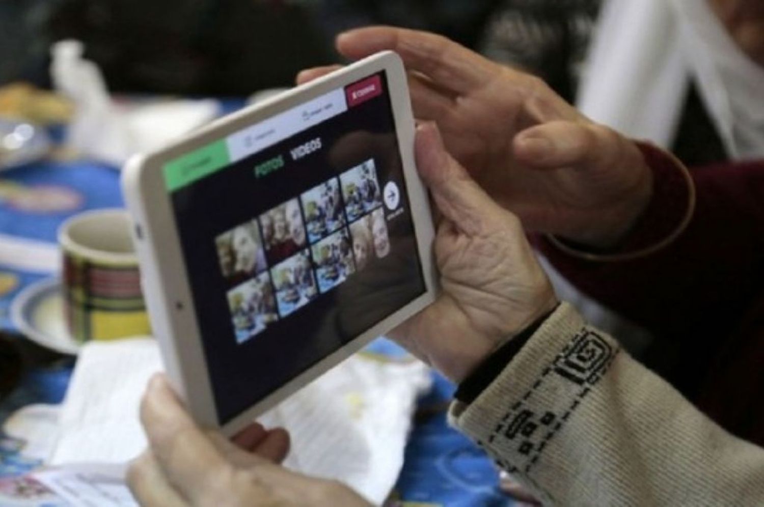 Entrega de tablets a jubilados, beneficiarios de AUH y monotributistas sociales