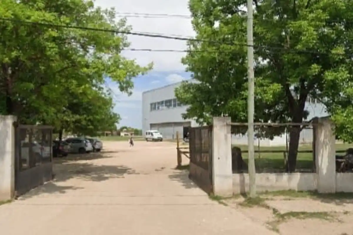 Un menor de 13 años disparó con un arma de aire comprimido a chicos que hacían educación física en el Polideportivo Sur