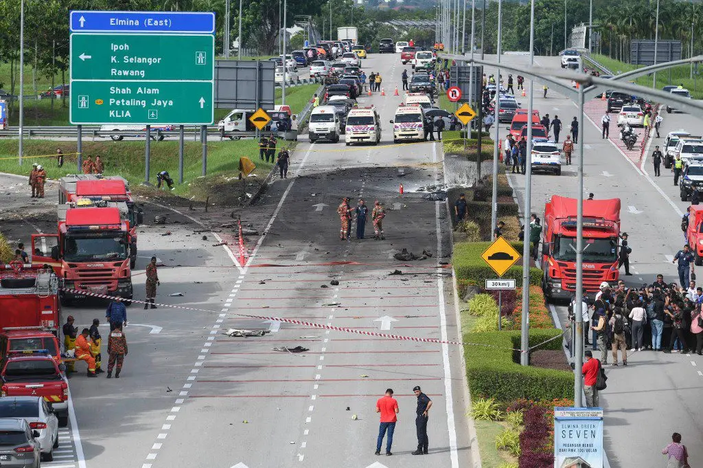 AVIÓN SE ESTRELLA en autopista de Malasia y deja 10 muertos (+VIDEO Y FOTOS)