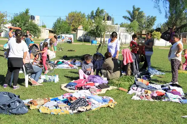 Se multiplican los barrios que volvieron a la feria y al trueque debido a la crisis