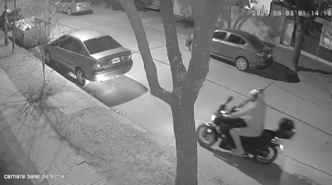 VIDEO | Le faltaba una taza en el auto y salió a robar para reponerla: fue captado por una cámara