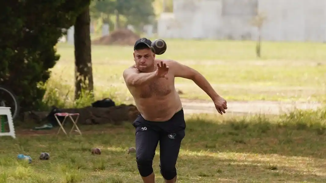 Las bochas siguen vivas en el club, y en el campito (Foto: Manuel Ruiz / LVSJ)