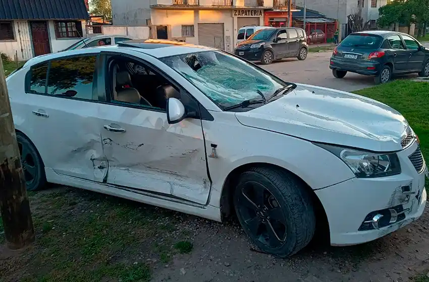 Atropelló a un ciclista, lo llevó al HIGA y escapó: lo atrapan luego de chocar a un auto en la huida