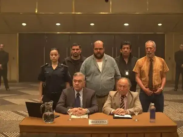 En la ficción, el actor de 42 años interpreta al subcomisario Roberto Gutiérrez, un policía del conurbano bonaerense que, junto al teniente Rubén Torcoletti —personaje encarnado por Yayo Guridi—, se involucra en la resolución del asesinato de un embajador ruso en la Argentina