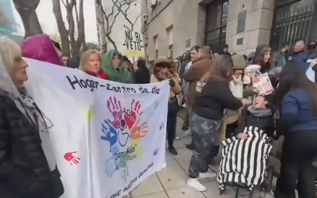 Mar del Plata se moviliza con dolor y angustia frente al municipio: familias exigen respeto a la ley de discapacidad
