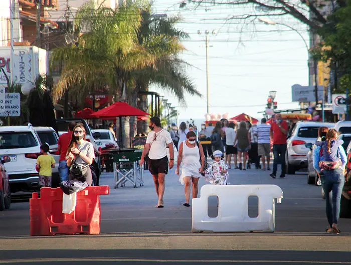 Comerciantes a favor y en contra de la extensión de la peatonal 83